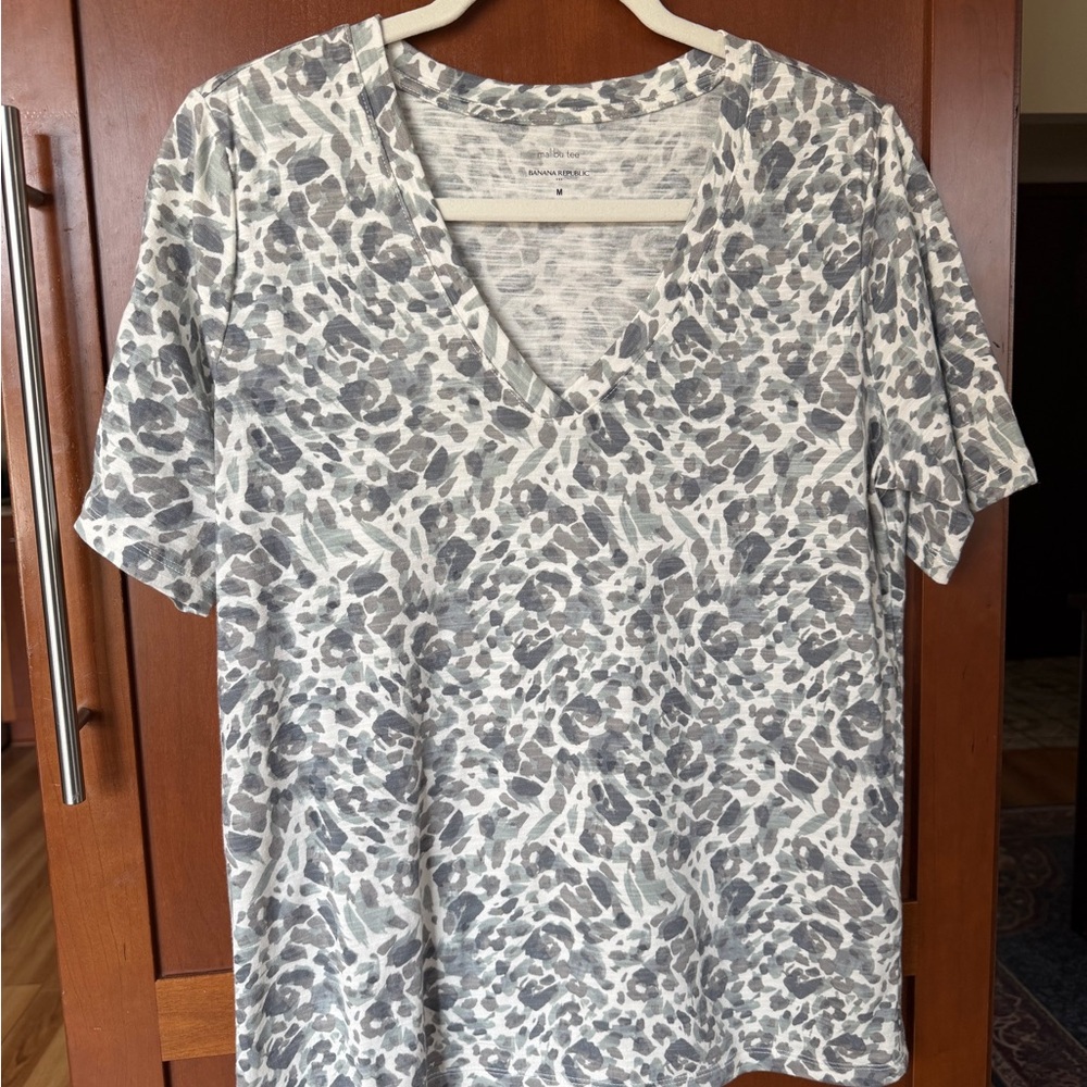 Banana Republic Factory Gray Leopard Print Short Sleeve Tee